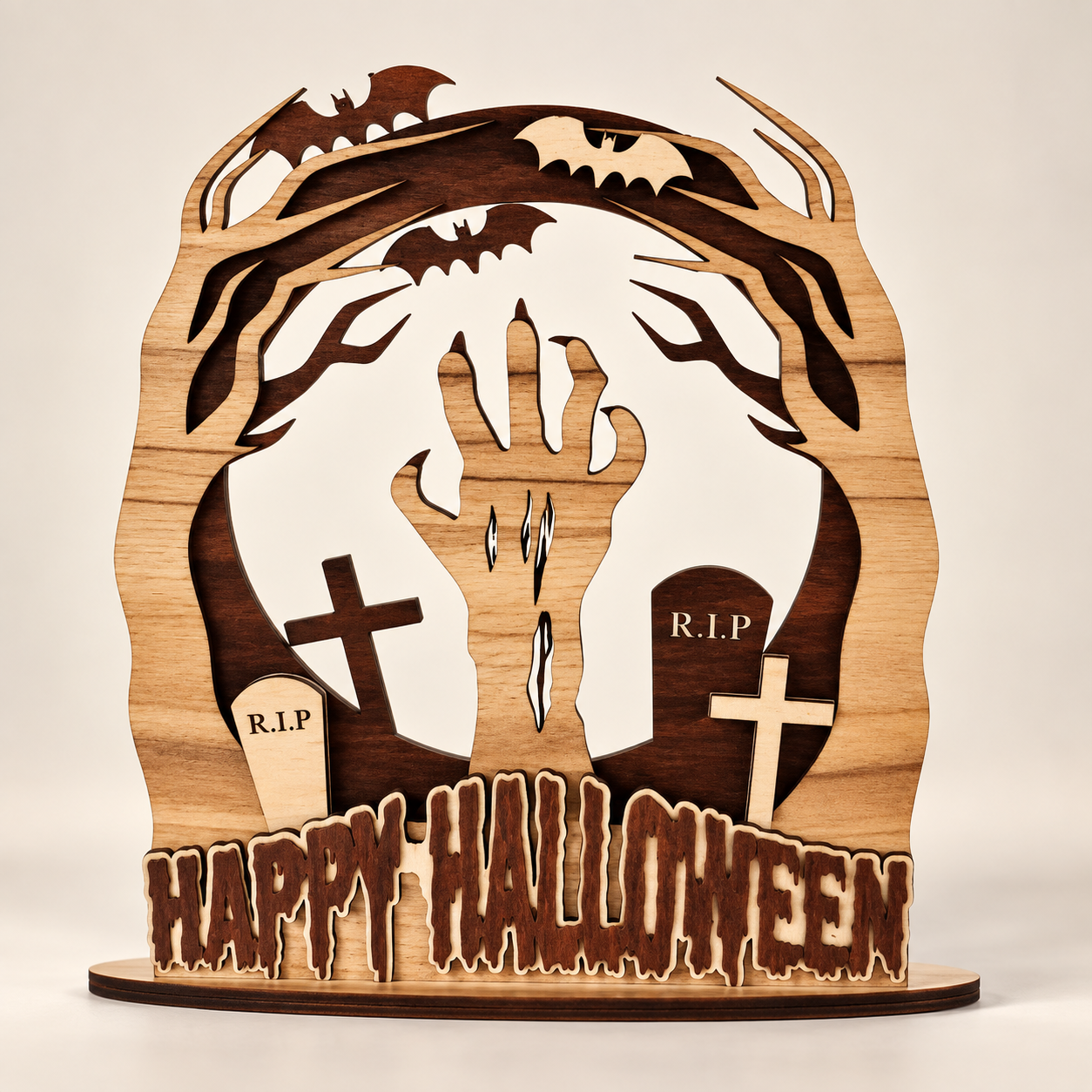 Illustration einer freistehenden Halloween Tischdeko aus Sperrholz mit Zombiehand, Fledermäusen und Grabsteinen