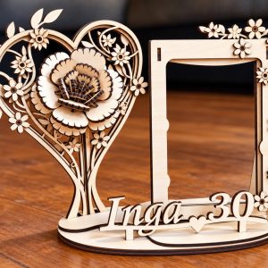 Personalisierter Blumenherz-Fotorahmen aus Sperrholz – für Foto 13 × 18 cm