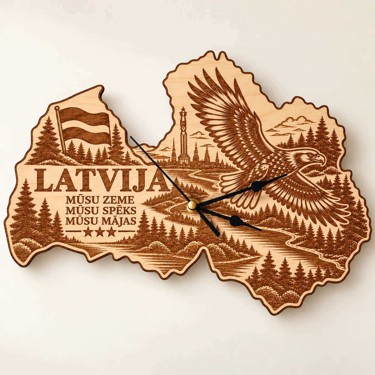 Holz-Wanduhr in Lettland-Form mit Adler, Riga-Motiv und dem Schriftzug LATVIJA.