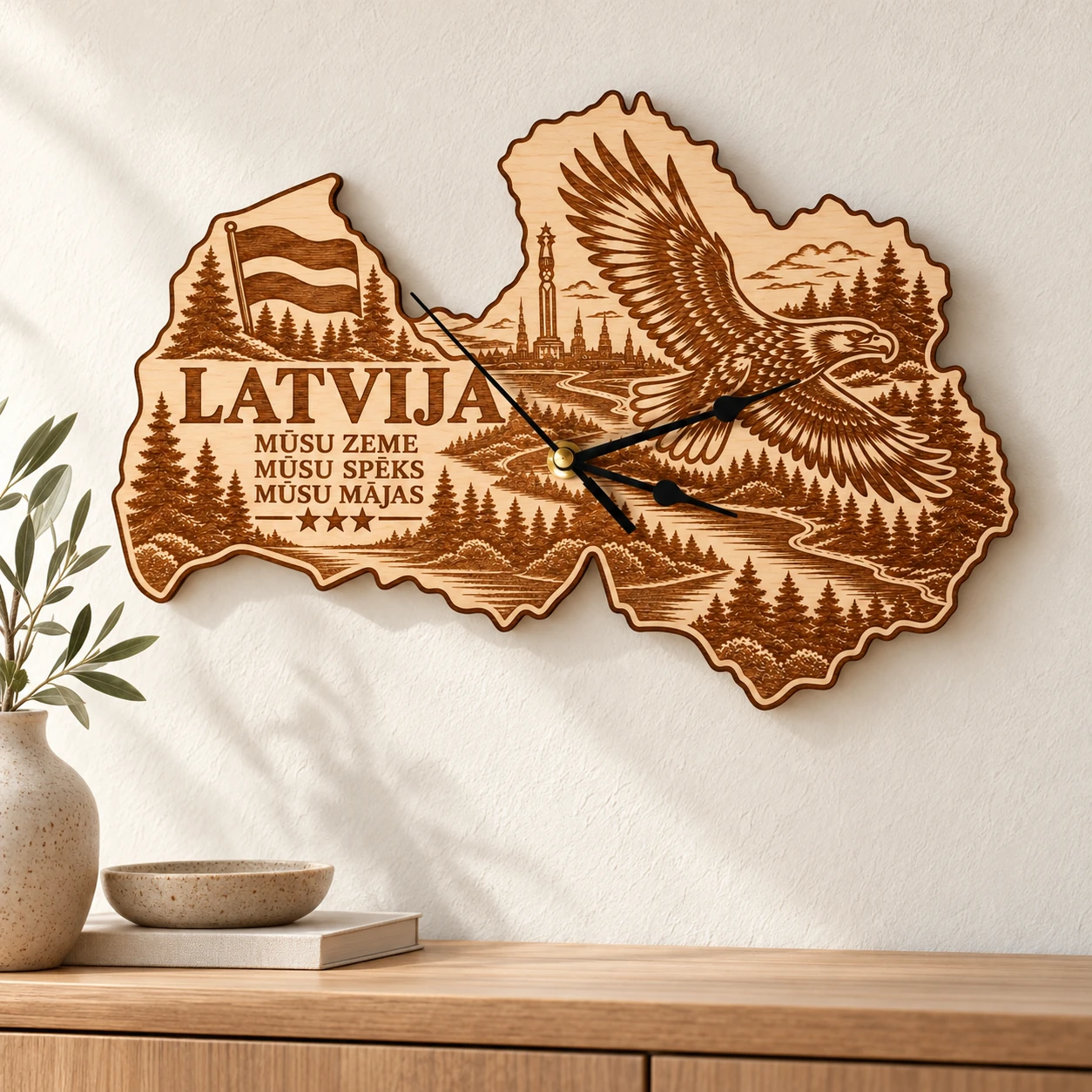 Lettland-förmige Holz-Wanduhr an einer hellen Wand über einer Holzkonsole.
